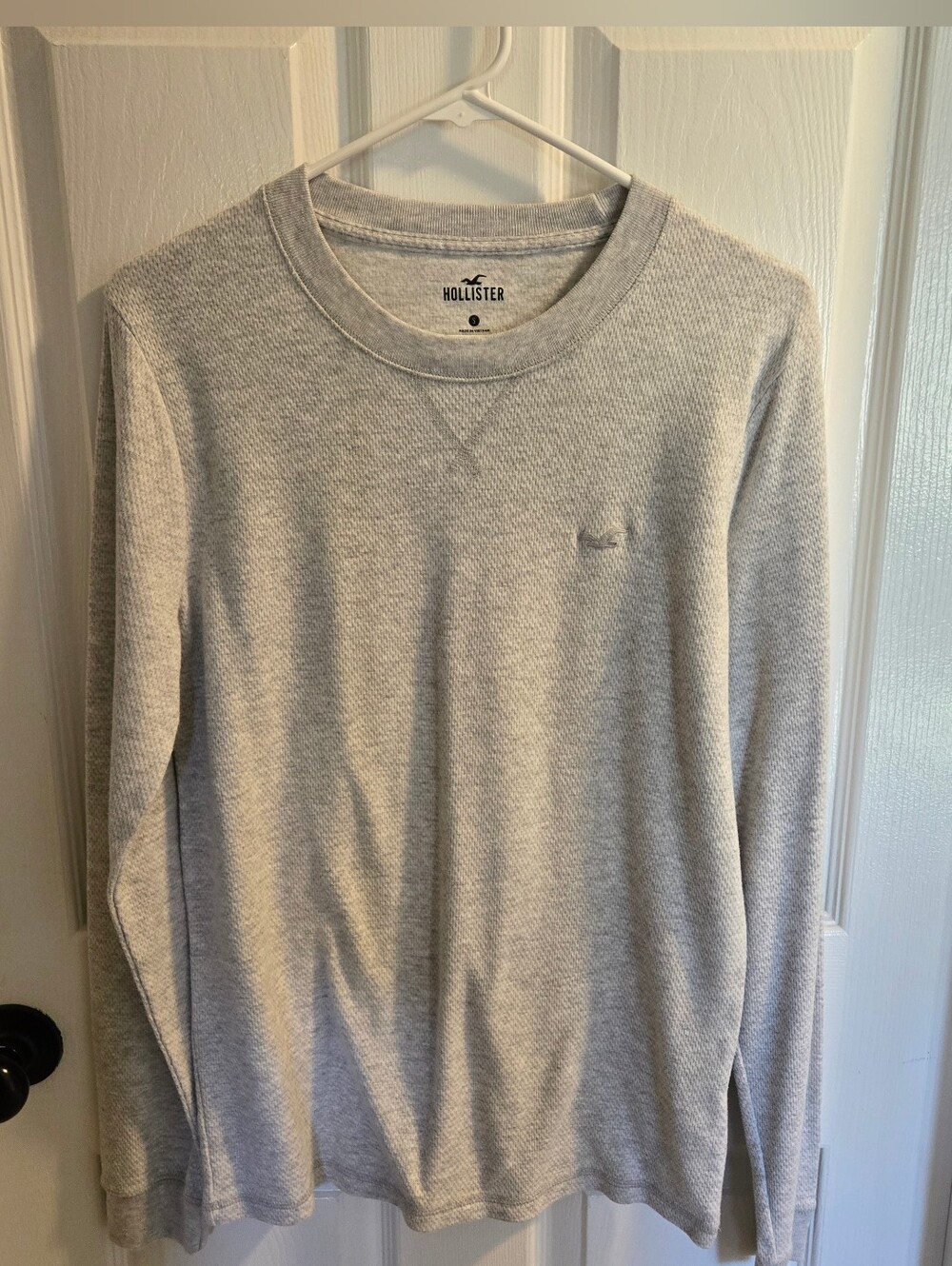 Hollister Men's Light Gray Long-Sleeve Crewneck Shirt (Sz S)